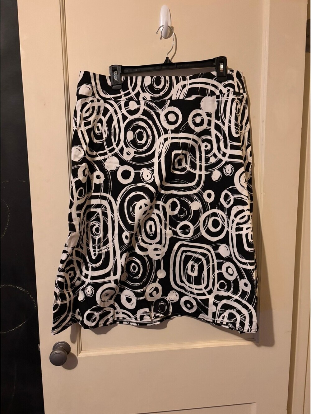 Relativity black and white patterned skirt Size 18